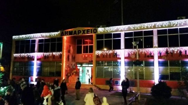 Τα Χριστούγεννα έρχονται. Το Ελληνικό-Αργυρούπολη φωτίστηκε εντυπωσιακά από  περίτεχνα λευκά  φώτα. - (ΕΚΔΗΛΩΣΕΙΣ)
